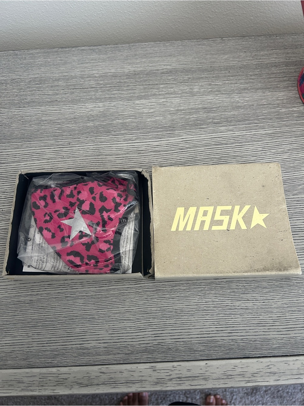 Golden Goose Leopard Print Pink Face mask with blue star one size NIB - Picture 2 of 4